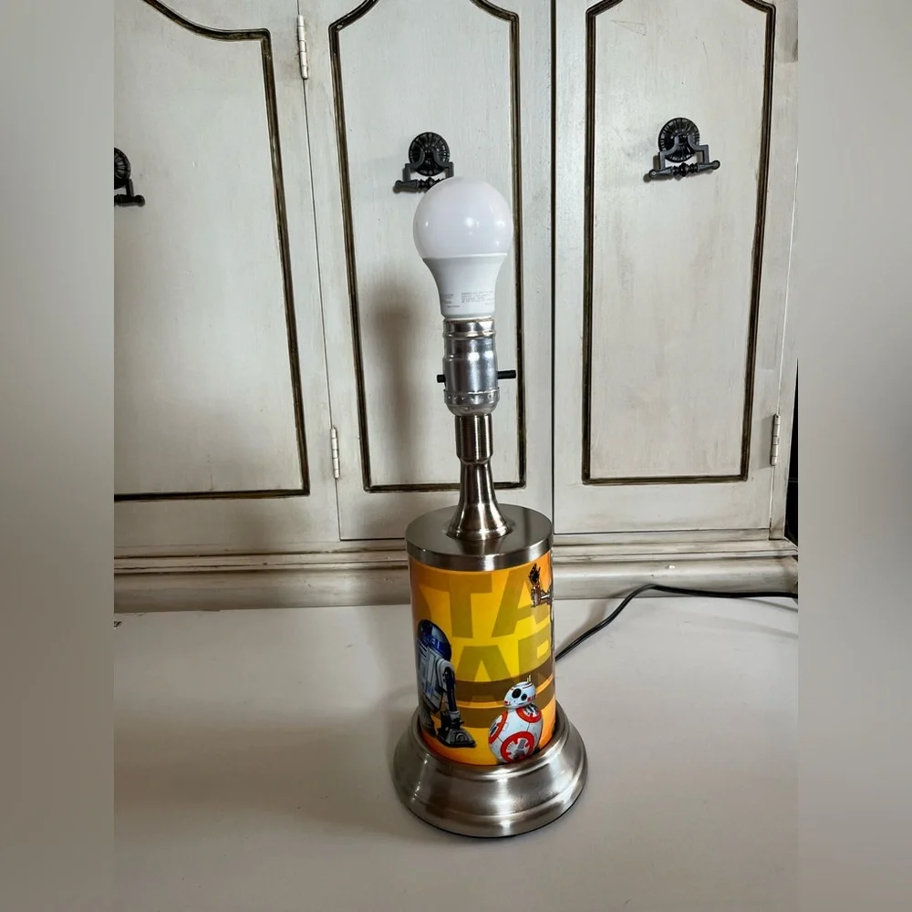 Star Wars table lamp with rolled metal plate of R2D2, C-3PO, BB8 & logo rare